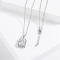 Elegante collar de plata con colgante rectangular de circón en podio blanco minimalista - Plateado
