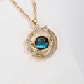 Detailansicht eines blauen Planetenanhängers mit goldenem Stern und hellen Kristallen - Planet mit Ring (Gold Stil D)