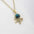 Detailansicht der Astronauten-Halskette mit Sternenhimmel und weißen Zirkonia - Astronaut Hält Stern (Gold Stil C)