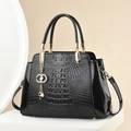 Sac à main chic noir motif crocodile avec détails dorés et breloque chaîne élégante - Noir