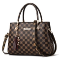 Sac à main marron à damier avec motifs floraux, logo doré et pampille rouge décorative - Carreaux Café