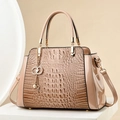 Sac à main beige texture crocodile avec détails dorés et breloque perle sur socle - Kaki