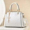 Sac à main blanc à motif crocodile avec garniture dorée et breloque strass sur un piédestal - Blanc Cassé