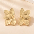 Elegante goldfarbene strukturierte Blütenohrringe mit dreidimensionalem Blumendesign - Gold