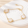 Elegante vergulde schakelarmband met drie witte bloembedels en een verstelbare karabijnsluiting - Wit