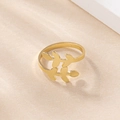 Dettaglio di un anello aperto a foglia d'oro con design lucido a ramo d'ulivo - Oro