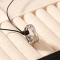 Makroansicht dreifach ineinandergreifender Ring-Anhänger mit poliertem Silber-Finish - Kurz (40+7cm) / Weißgold