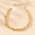 Detailaufnahme eines vergoldeten Bambus-Gliederarmbands mit Karabinerverschluss und Verlängerung - Gold