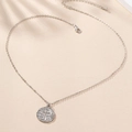 Silberne Retro-Münzanhängerkette mit geprägter Kreuzstruktur und verstellbarer Kette - Silber