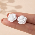 Elegantes pendientes de rosa en resina blanca con delicado diseño floral en 3D - Pendientes de Botón de Rosa Pequeña