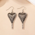 Dettaglio degli orecchini vintage a cuore con finitura martellata in argento e pendenti - Argento Antico