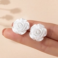 Pendientes de rosas blancas con acabado perlado mostrados en un dedo para ver el tamaño - Pendientes de Botón de Rosa Grande