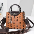 Detail der bedruckten Beuteltasche mit silbernen Ringgriffen und Markenlogo-Textur - Karamellbrauner Rautenmuster Stil (款4)