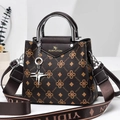 Hochwertige dunkelbraune Monogramm-Handtasche mit Metallgriff und breitem Schultergurt - Dunkelbrauner Full-Logo-Print Stil (款3)