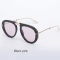 Elegante zonnebril met zwart montuur, roze glazen en strass-details aan de zijkant - Zwart Frame Roze Lenzen (C6)