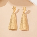Orecchini geometrici lunghi dorati con texture in metallo martellato in stile vintage - Oro