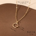 Detail des goldenen C-Anhängers mit Bambusstruktur und spezifischen Größenangaben - Buchstabe C