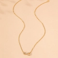Detailopname van gouden infinity hanger ketting met witte zirkonia op een O-schakel - Goud