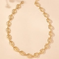 Detalle del collar de eslabones dorados en espiral con textura martillada y cierre de langosta - Dorado