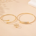 Vue détaillée d'un ensemble de bijoux dorés minimalistes avec des bouts aplatis - Ensemble de 3 Pièces Or (Bracelet de bras + Bracelet + Bague)