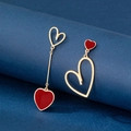 Boucles d'oreilles cœur asymétriques en métal doré et émail rouge sur bleu - Boucles d'Oreilles Coeur Rouge Asymétriques