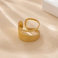 Vista dettagliata di un anello aperto placcato oro lucido con design irregolare - Oro