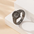 Anello stile orologio nero canna di fucile con texture cinturino su base bianca - Nichel Nero