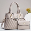 Vista detallada del bolso beige acolchado con hebilla magnética dorada y cartera a juego - Gris