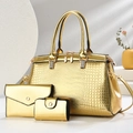 Dreiteiliges goldenes Taschen-Set mit Krokodil-Prägung, Shopper und kleiner Kupplung - 3-teiliges Set / Gold
