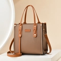 Bolso tote de cuero gris con asas naranjas en contraste y detalles dorados - Caqui Oscuro