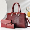 Dreiteiliges Set aus roten Handtaschen in Krokodilleder-Optik mit poliertem Finish und Gold - 3-teiliges Set / Weinrot