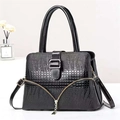 Schicke schwarze Handtasche mit Krokodilprägung, goldenem V-Reißverschluss und Trageriemen - Schwarz