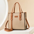 Bolso tote minimalista bicolor en beige y marrón con un elegante detalle de borla - Caqui Claro