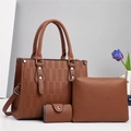 Dettaglio del set borsa tote marrone trama litchi con pochette e porta carte abbinati - Giallo Terra