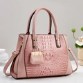 Rosafarbene Handtasche mit Krokodilprägung, Litschi-Griffen und goldfarbenen Details - Rosa