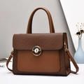 Borsa tote in pelle marrone con motivo vintage, chiusura dorata e tracolla regolabile - Marrone