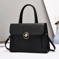 Borsa a mano retrò in pelle nera con goffratura e chiusura a girello dorata tonda - Nero
