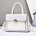 Elegante borsa a tracolla bianca con bordo nero e chiusura in metallo dorato tondo - Bianco