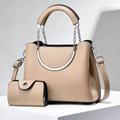 Détail du sac seau beige à grain de litchi avec chaîne et poignée métallique - Poche zippée