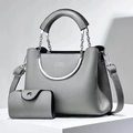 Détail du sac seau en cuir gris avec chaîne argentée et accessoires métalliques - Gris