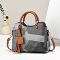 Retro Patchwork-Handtasche aus Schaffellimitat mit Fransen und Lederriemen - Schwarz