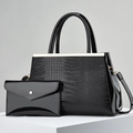 Set borsa a mano nera con trama a coccodrillo e pochette con dettagli in metallo oro - Nero