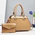 Detalle de set de bolso de piel de charol marrón claro con adornos de concha dorada - Caqui