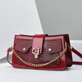 Sac à bandoulière en cuir rouge à motif lézard avec boucle G dorée et chaîne - Bordeaux