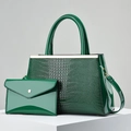 Set borsa a mano verde scuro con motivo coccodrillo, pochette abbinata e finiture dorate - Verde