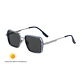 Occhiali da sole quadrati in metallo argento con lenti fotocromatiche grigie e bordi blu - Striscia Blu Argento Diventa Grigio