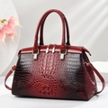 Sac à main en cuir verni bordeaux dégradé à motif crocodile avec garniture dorée - Rouge