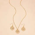 Dettaglio del set di collana e orecchini con api e cerchi con motivo a corda dorata - Set da 2 Pezzi Oro