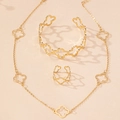 Detail van holle klaver sieradenset met ketting, open armband en ring in gouden afwerking - Goud (Ketting + Armband + Ring)