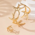 Goldenes Seestern-Armreif- und Ring-Set mit realistisch geprägten Texturen im Set - Goldenes Armreif- und Ring-Set